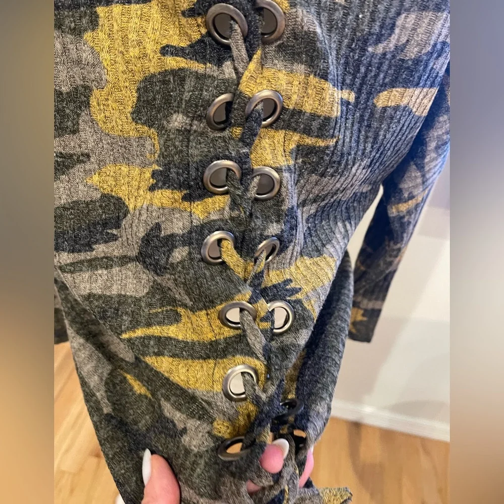 Green Camo Print, Cowl Neck Lace Up Back Top Size Medium Made In USA - Picture 4 of 6